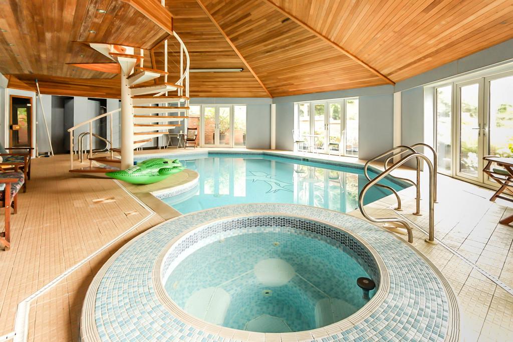 Swimming Pool & Jacuzzi