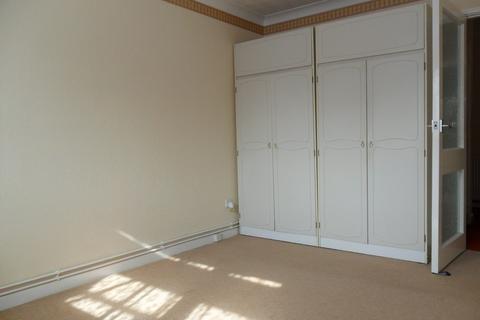 1 bedroom ground floor flat for sale, The Lawns, Waterford Road