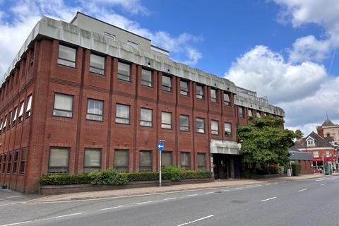 2 bedroom apartment to rent, White Lion Close, East Grinstead