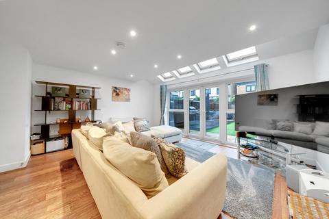 4 bedroom detached house for sale, Becket Close, Woodford Green IG8