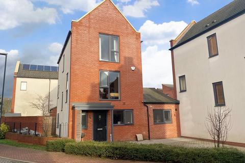 3 bedroom link detached house for sale
