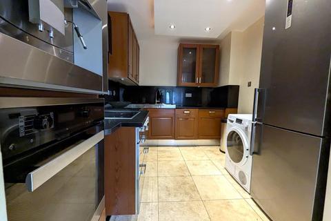 3 bedroom ground floor flat to rent, Three Bedroom  Ground Floor Flat  To Let  Kindsbury Road  West Hendon  NW9