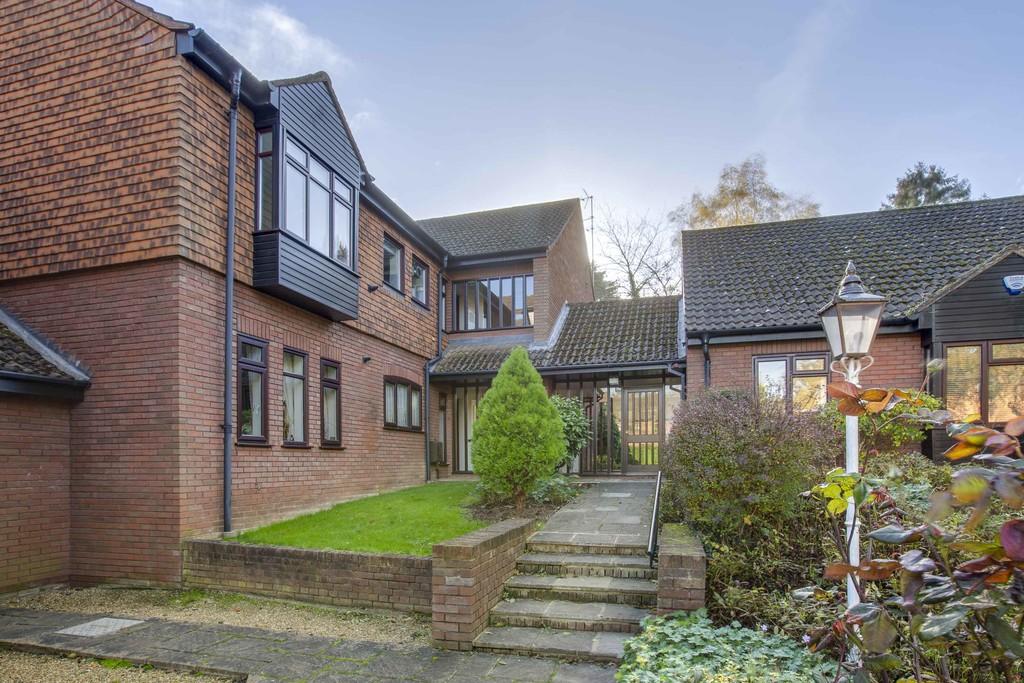 9 Snells Wood Court, HP7 9 QT (LOW RES) 12