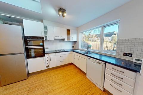 5 bedroom house share to rent, Glencairn Road, London SW16