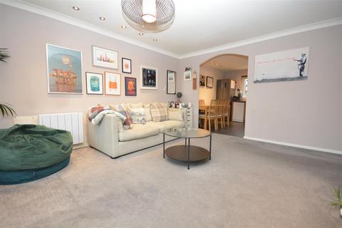 252 North Road, London, SW19 1TR