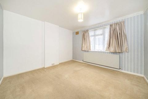 4 bedroom semi-detached house to rent, Rookeries Close, Feltham TW13