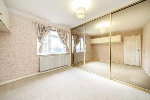 4 bedroom semi-detached house to rent, Rookeries Close, Feltham TW13