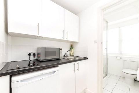 Studio to rent, Hill Street, London W1J