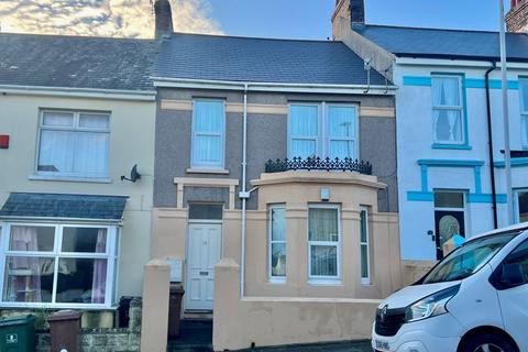 2 bedroom flat for sale, Jephson Road, St Judes, Plymouth. A lovely 2 bedroomed first floor flat with a balcony / terrace and parking space