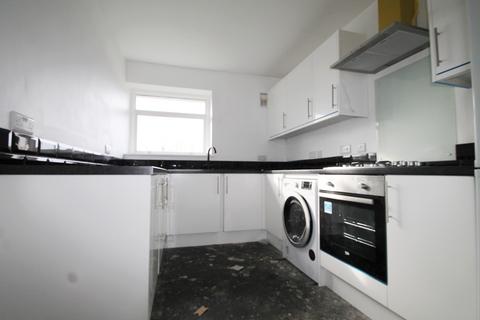 2 bedroom flat to rent, Chesham Close