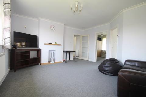 2 bedroom flat to rent, Chesham Close