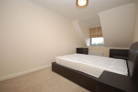 2 bedroom apartment for sale, Harwoods Road, Watford WD18