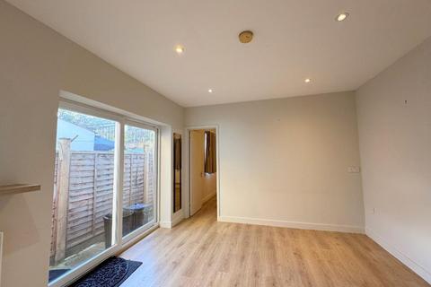 3 bedroom flat to rent, Dalyell Roadoad, London, SW9 9QR