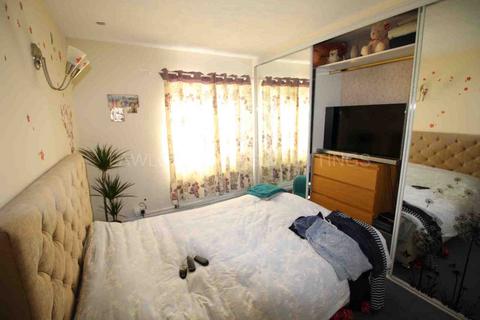 2 bedroom apartment to rent, Brook Parade, Chigwell IG7