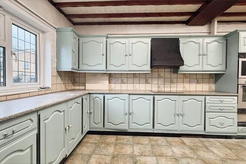 4 bedroom bungalow to rent, Churchfield Road, Kent DA16
