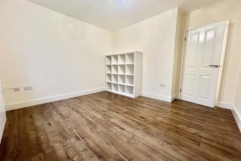 2 bedroom maisonette to rent, Hempstead Road, Hertfordshire WD17