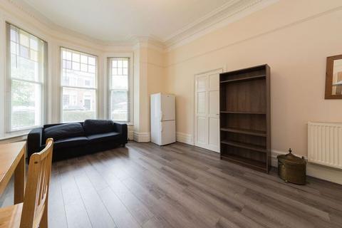 2 bedroom ground floor flat to rent, N8