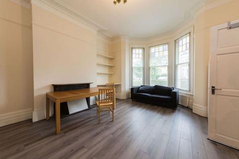 2 bedroom ground floor flat to rent, N8