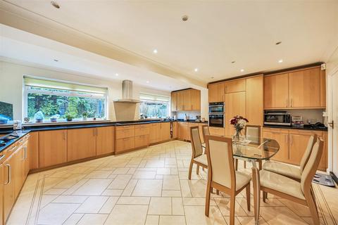 5 bedroom detached house for sale, Chiltern Close, Bushey WD23