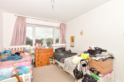 2 bedroom flat for sale, Fosters Place, East Grinstead, West Sussex