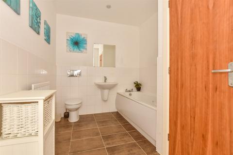 2 bedroom flat for sale, Fosters Place, East Grinstead, West Sussex