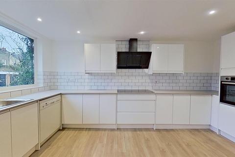 3 bedroom semi-detached house to rent, Kingham Close London