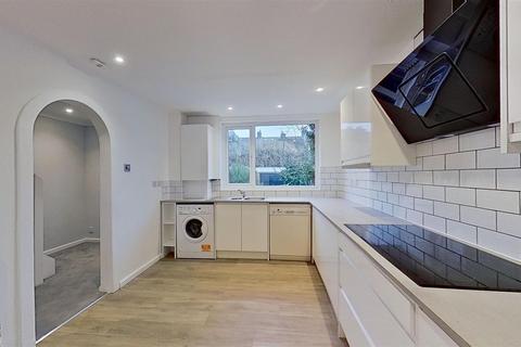 3 bedroom semi-detached house to rent, Kingham Close London