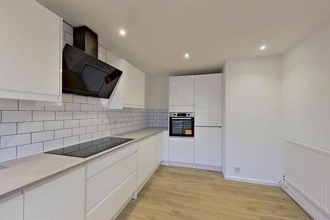 3 bedroom semi-detached house to rent, Kingham Close London