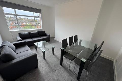 3 bedroom flat to rent, Park Avenue, London NW2