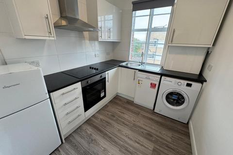 3 bedroom flat to rent, Park Avenue, London NW2