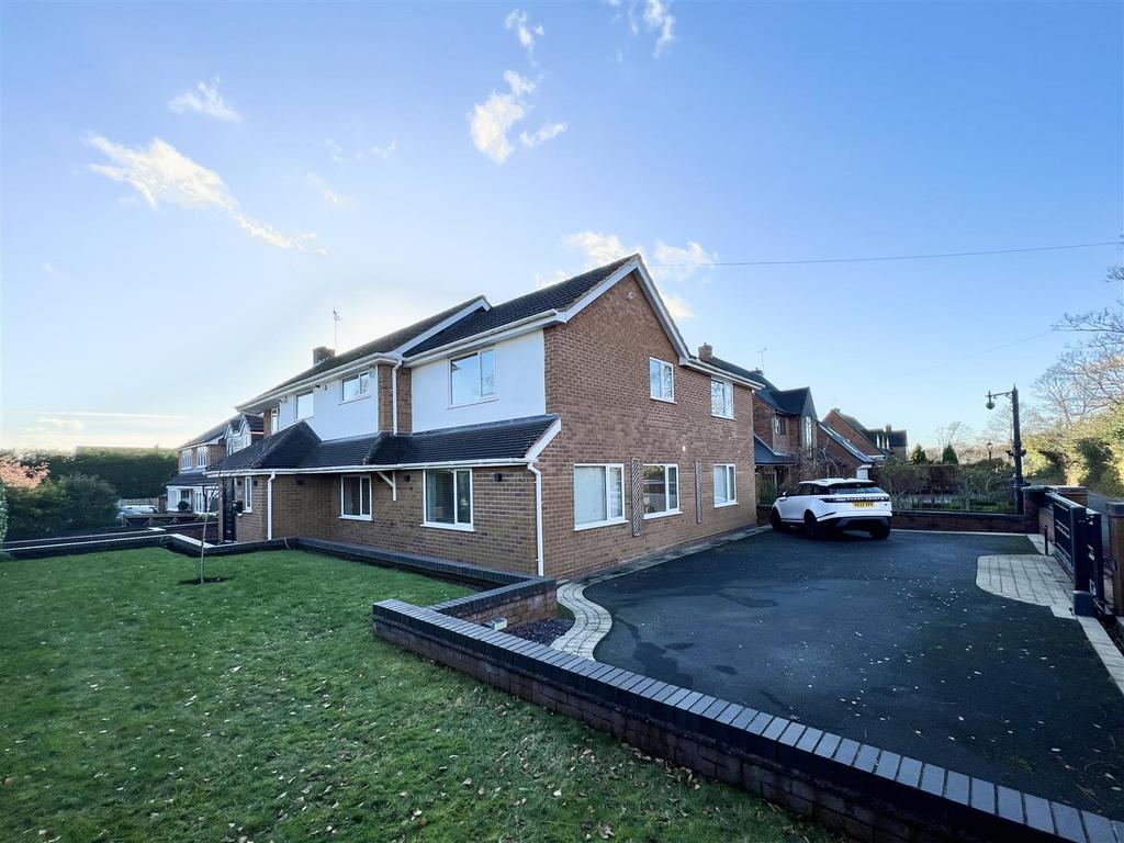 Lodge Crescent Hagley 1.jpg