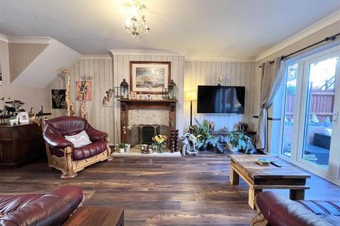 33 Castle Close, Cradley Heath, B64 6RN