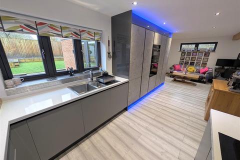 49 Adlington Drive, Sandbach, CW11 1DX