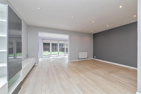 8 Robins Close, London Colney, St Albans, AL2 1QT