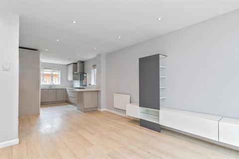 8 Robins Close, London Colney, St Albans, AL2 1QT