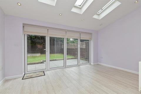 8 Robins Close, London Colney, St Albans, AL2 1QT