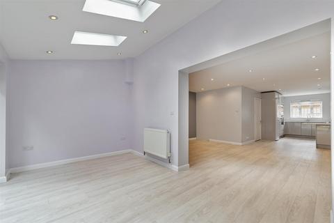8 Robins Close, London Colney, St Albans, AL2 1QT