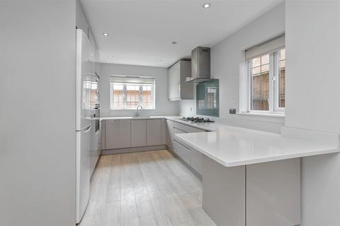 8 Robins Close, London Colney, St Albans, AL2 1QT