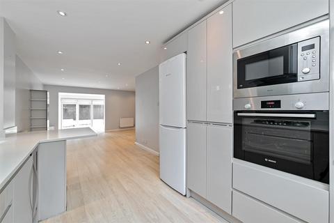 8 Robins Close, London Colney, St Albans, AL2 1QT