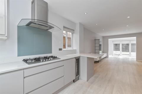 8 Robins Close, London Colney, St Albans, AL2 1QT