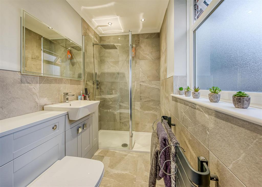 52 Church Hill-bed1 ensuite.jpg