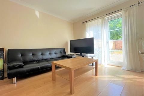 1 bedroom in a flat share to rent, 266b Manchester Road, Isle Of Dogs E14