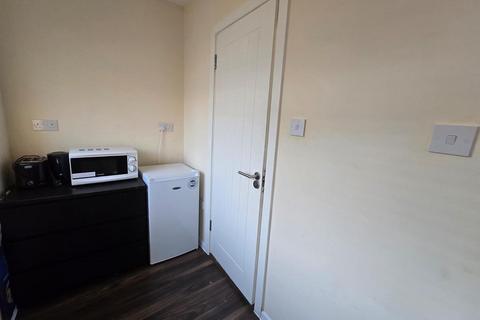 Studio to rent, Mogden Lane, Isleworth