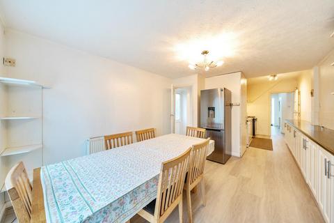 2 Chanctonbury Way, London, N12 7JD