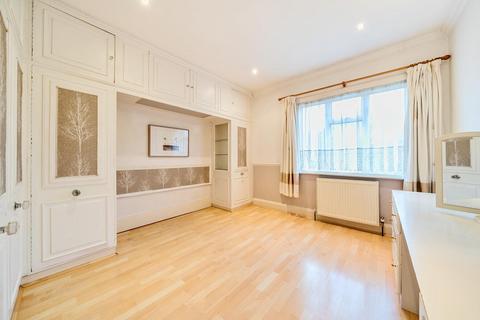 2 Chanctonbury Way, London, N12 7JD