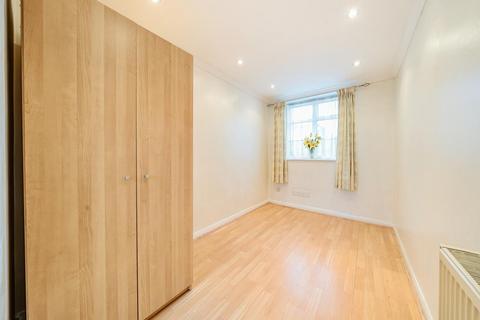 2 Chanctonbury Way, London, N12 7JD