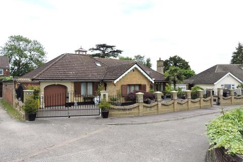 5 bedroom bungalow for sale, Littlebrook Gardens, Cheshunt, Waltham Cross, EN8