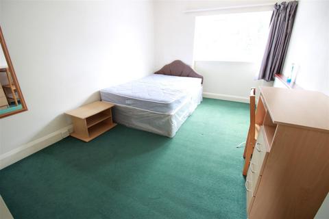 3 bedroom flat to rent, Heath Court, Park Road, Uxbridge