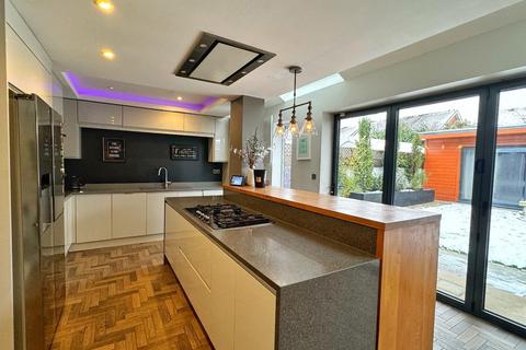 16 Canberra Road, Bramhall, Stockport, SK7 1LG