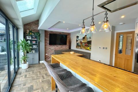 16 Canberra Road, Bramhall, Stockport, SK7 1LG